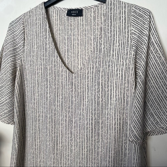 Vici Spontaneity Butterfly Sleeve Striped Blouse Small - Picture 4 of 8